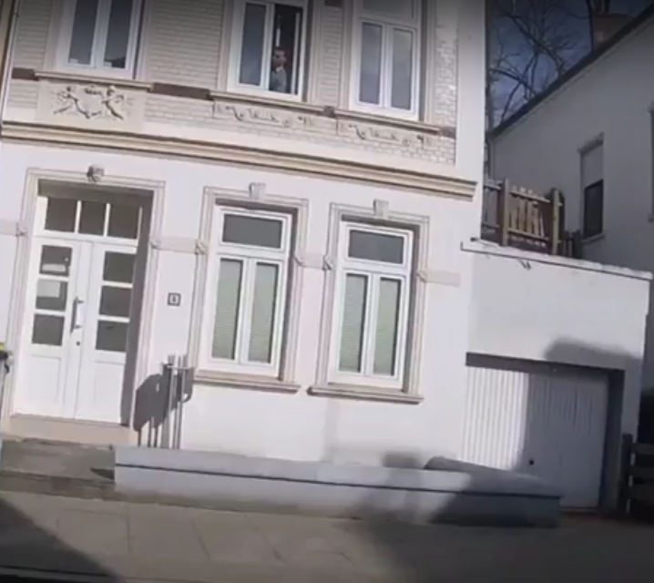Robert Teske am Fenster der damaligen Büroräume; das Bild verlinkt die archivierte Videoaufnahme.