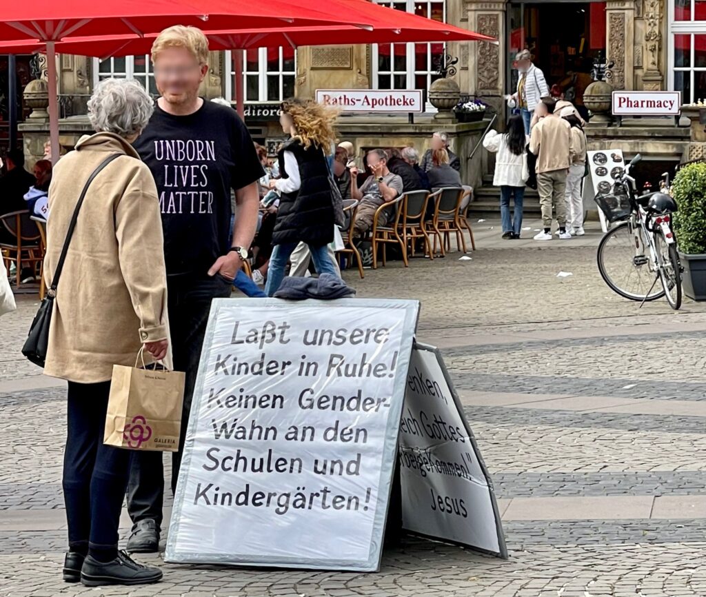 Tafel auf dem Bremer Marktplatz mit der Forderung: Laßt unsere Kinder in Ruhe! Keinen Gender-Wahn an den Schulen und Kindergärten!