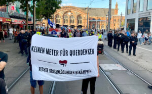 Beim dritten Aufmarsch der verschwörungsideologischen Szene in Bremen, kommt es zu mehreren Blockaden. AktivistInnen halten ein Banner mit der Aufschrift: Keinen Meter für Querdenken - Rechte Krisenlösung bekämpfen". Bremen, 02.09.2022.