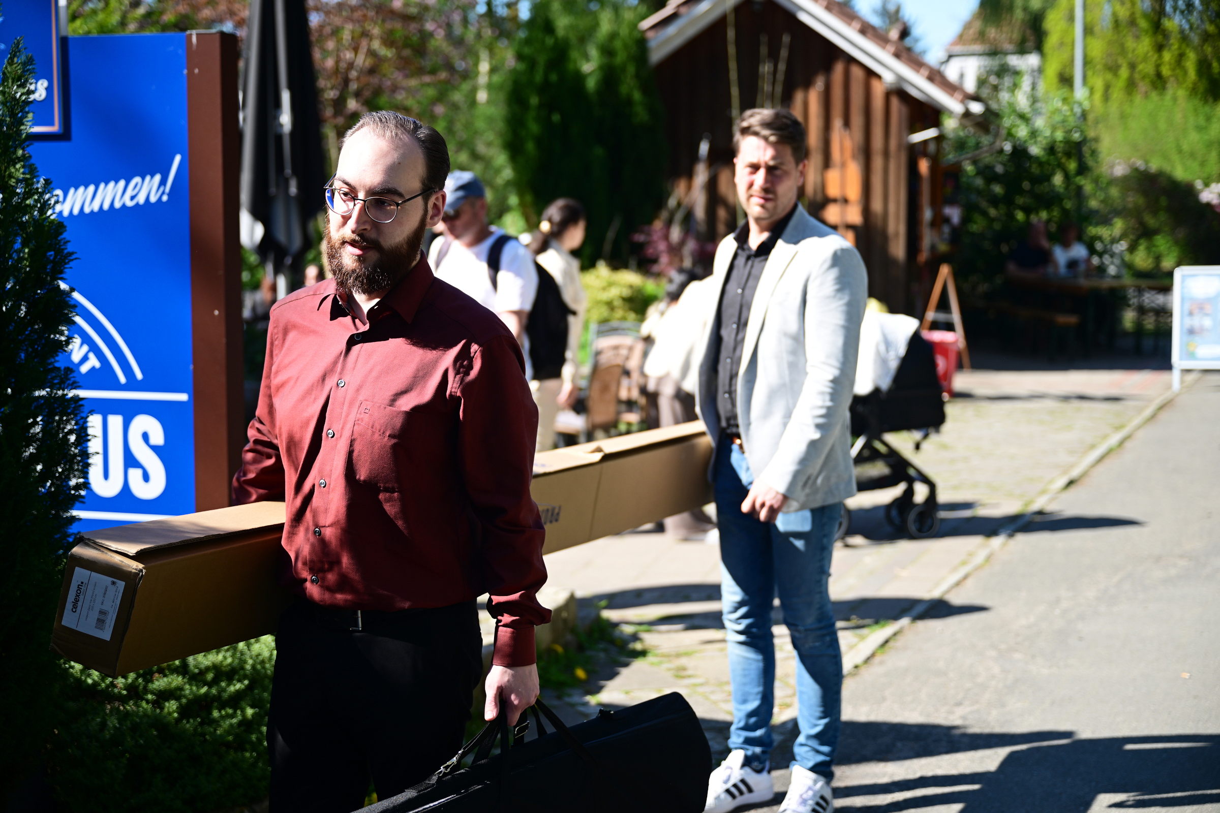 Marvin Mergard und Sergej Minich beim AfD-Landesparteitag in Bremerhaven am 27. April 2025.