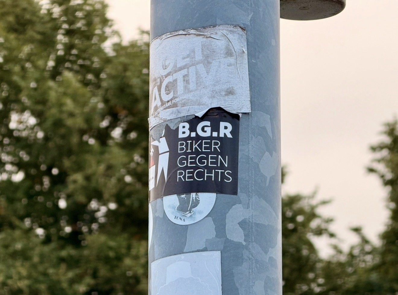 Aufkleber mit der Aufschrift B.G.R. – Biker gegen Rechts an einem Straßenmast.