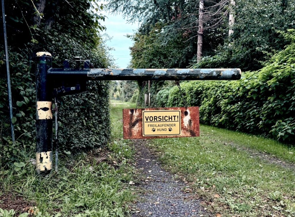 Schranke statt freier Zugang: Symbolbild für eine Politik, die kritischem Engagement Räume und Handlungsmöglichkeiten versperren will. Bürger in Wut setzen AfD-Kritiker:innen mit Forderungen nach Förderentzug und institutionellen Sanktionen unter Druck.