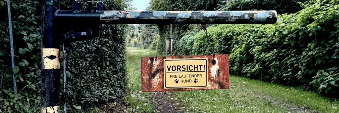 Schranke statt freier Zugang: Symbolbild für eine Politik, die kritischem Engagement Räume und Handlungsmöglichkeiten versperren will. Bürger in Wut setzen AfD-Kritiker:innen mit Forderungen nach Förderentzug und institutionellen Sanktionen unter Druck.