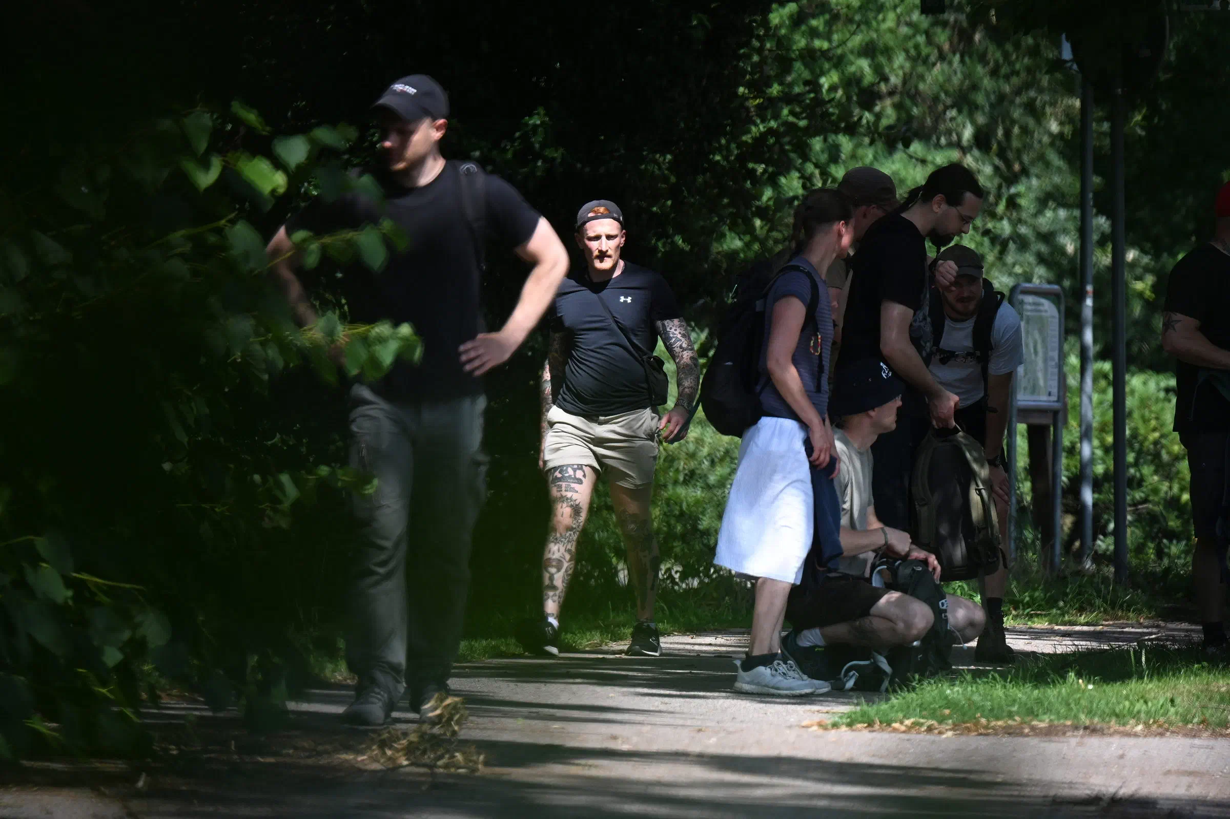 Mario Müller und weitere Teilnehmende einer neonazistischen Wanderung zur Stedingsehre am 15. Juli 2023.