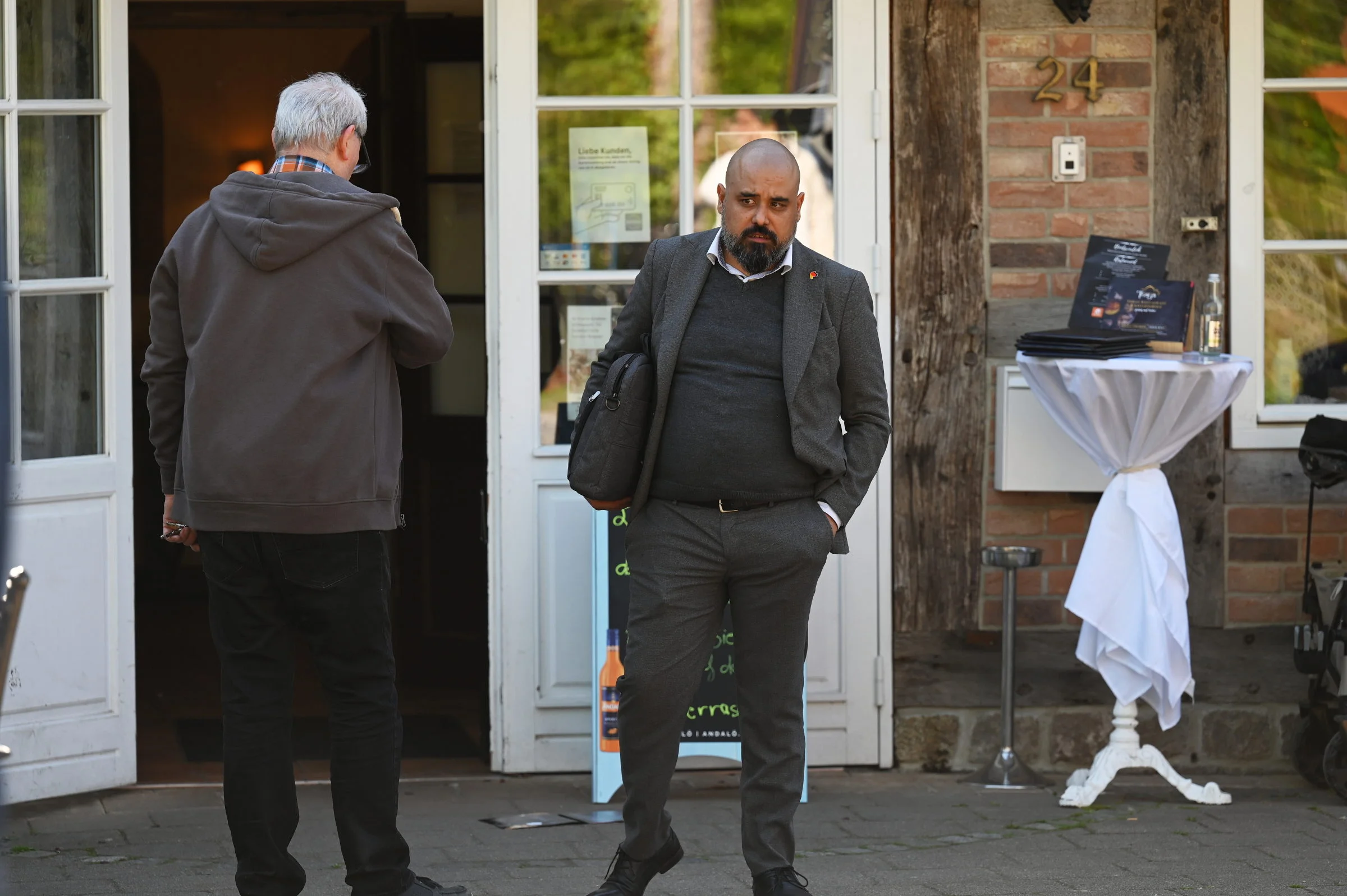 Mertcan Karakaya vor dem Tagungsort des Bremer AfD-Landesparteitags am 27. April 2025. Bild: Recherche Nord.