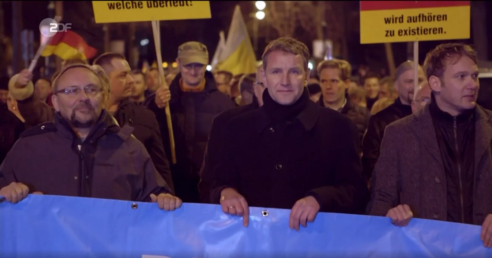 Frank Magnitz links neben Björn Höcke und André Poggenburg hinter einem Demonstrationsbanner in Thüringen. Archivbild, Screenshot ZDF.