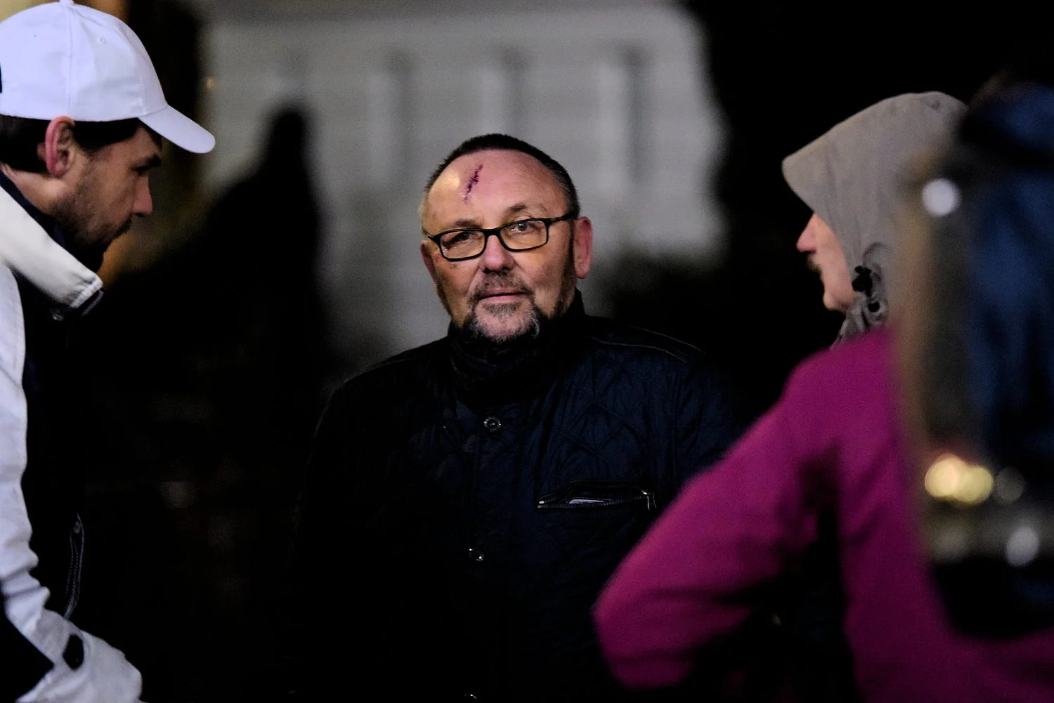 Frank Magnitz mit sichtbarer Stirnverletzung im Gespräch vor dem Bremer Goethe-Theater im Januar 2019; Aufnahme von Recherche Nord.