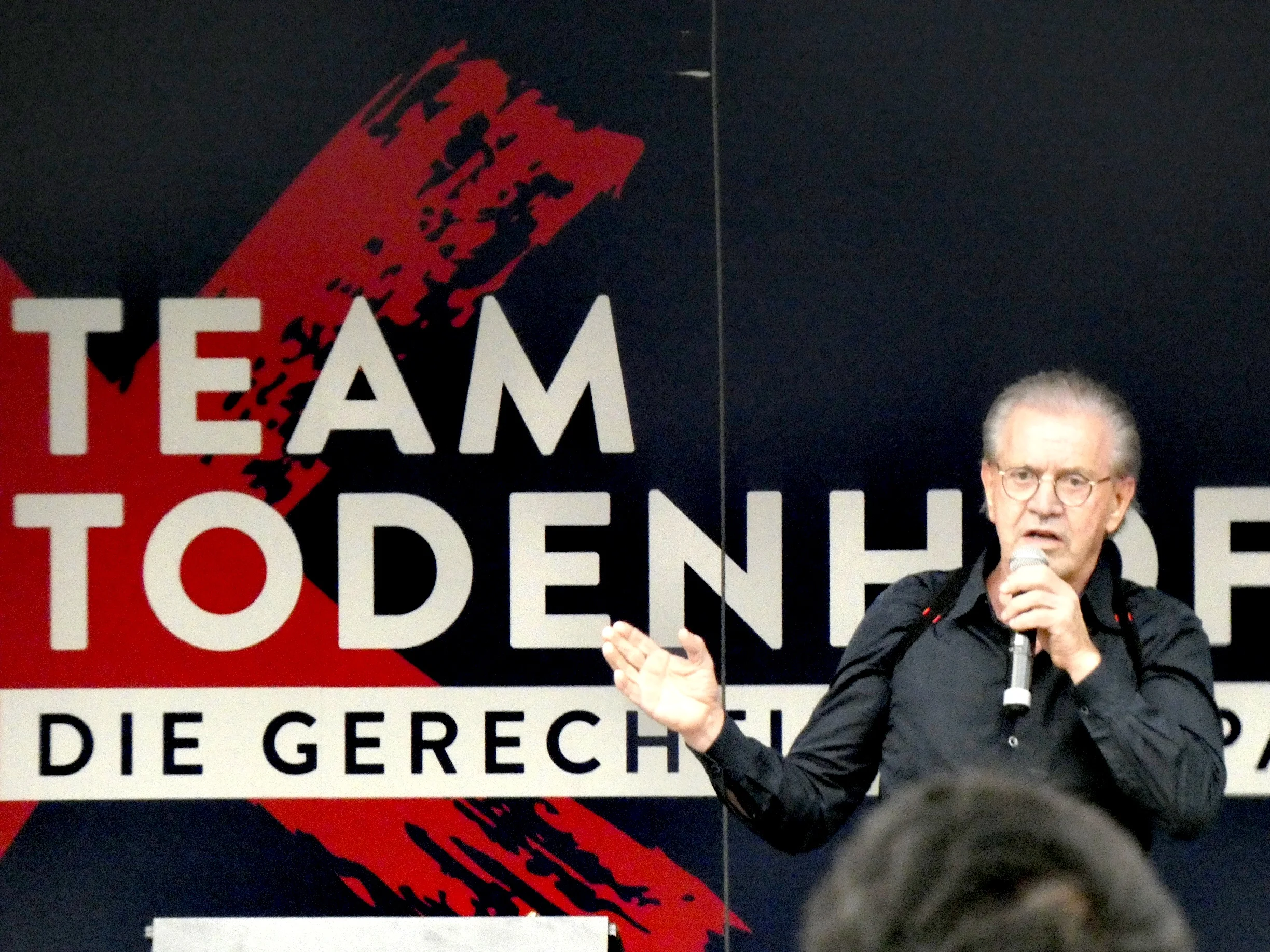 Jürgen Todenhöfer spricht vor einem Bühnenbanner seiner Partei auf dem Bremer Marktplatz.