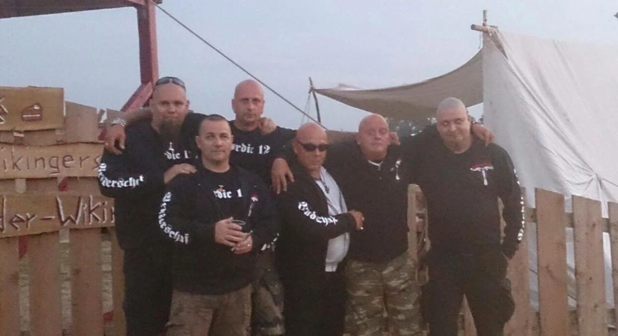 Gruppenaufnahme von Männern in Kleidung mit Aufschriften der Bruderschaft Nordic 12.