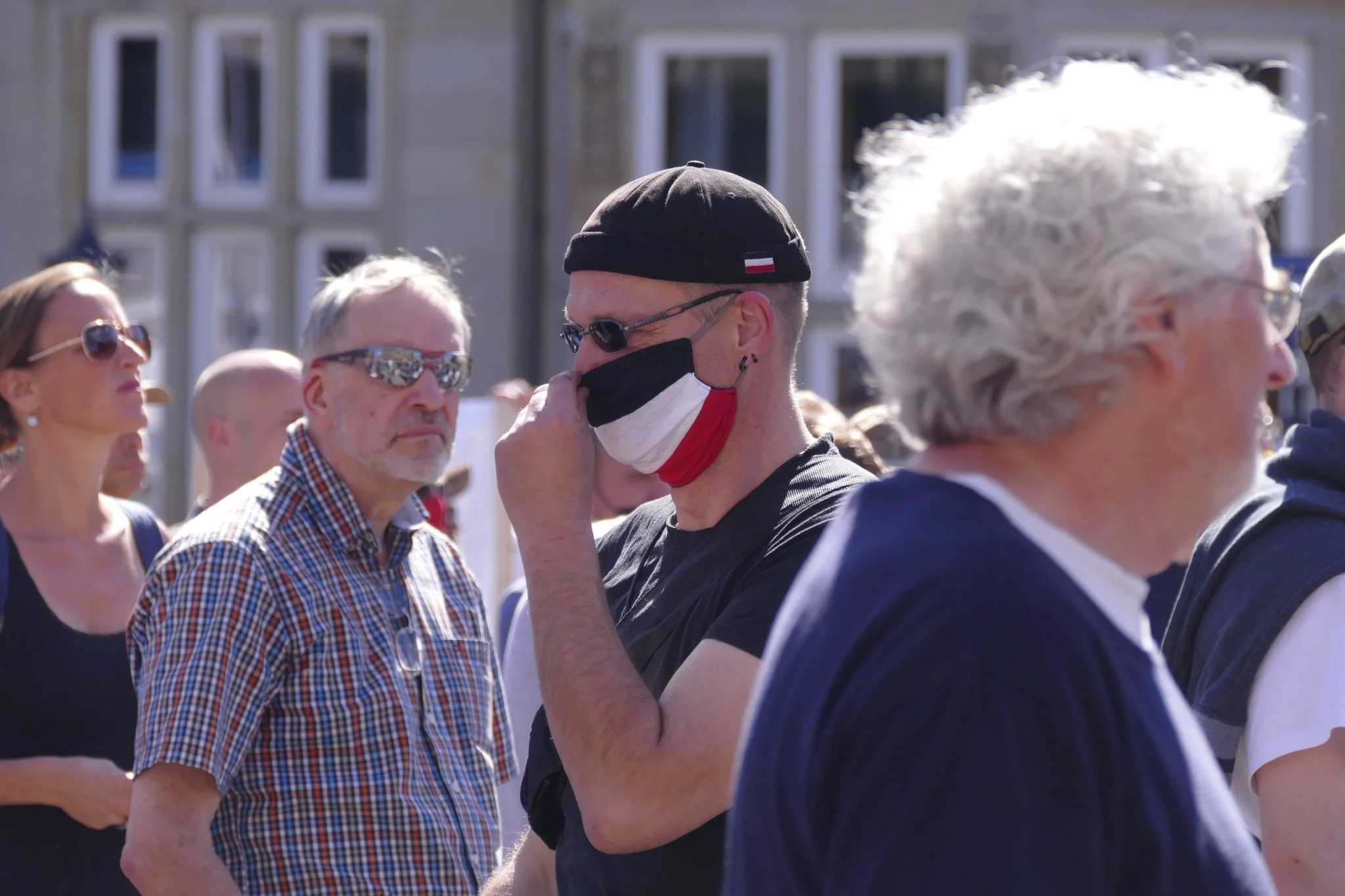 Teilnehmer der Kundgebung am 9. Mai 2020 mit Mundschutz in Schwarz, Weiß und Rot.