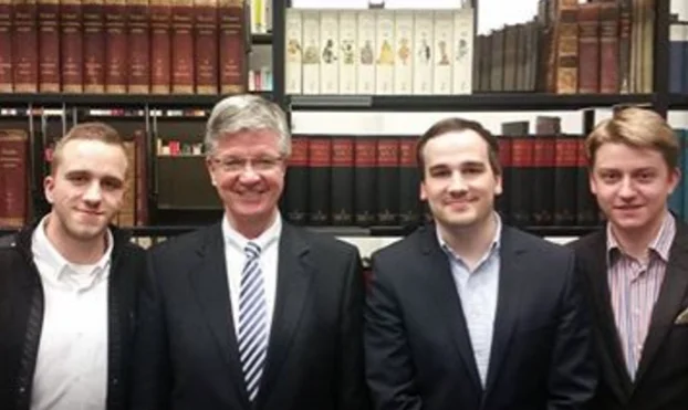Historische Aufnahme mit Manuel Schmidt links, Robert Teske mittig rechts und Moritz Schellenberg rechts.