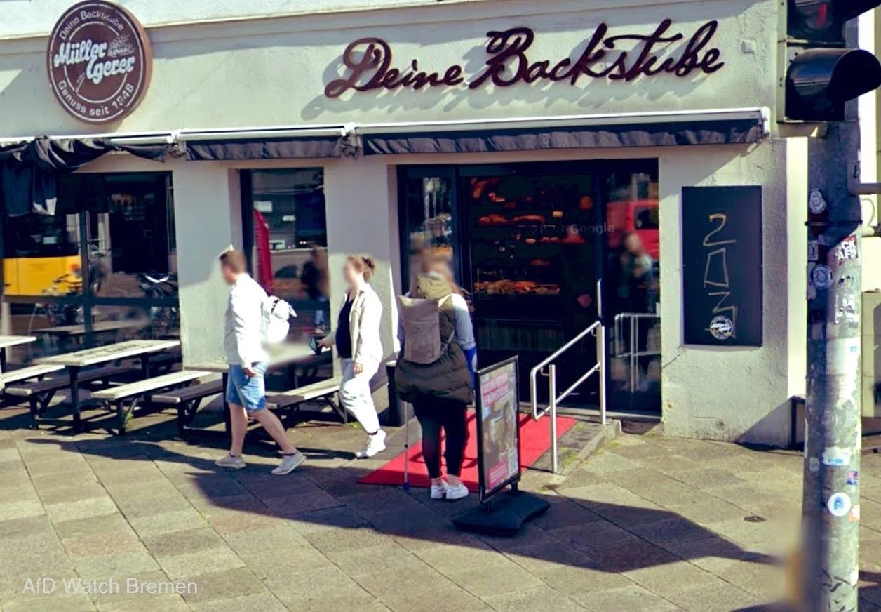 Außenansicht einer Bäckereifiliale mit Sitzbänken und Eingang; Archivabbildung aus der ursprünglichen Veröffentlichung.