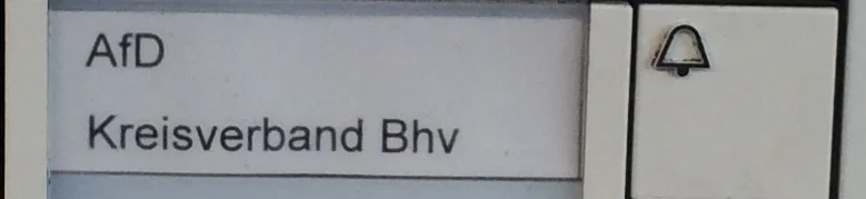 Klingelschild mit der Aufschrift AfD Kreisverband Bhv.