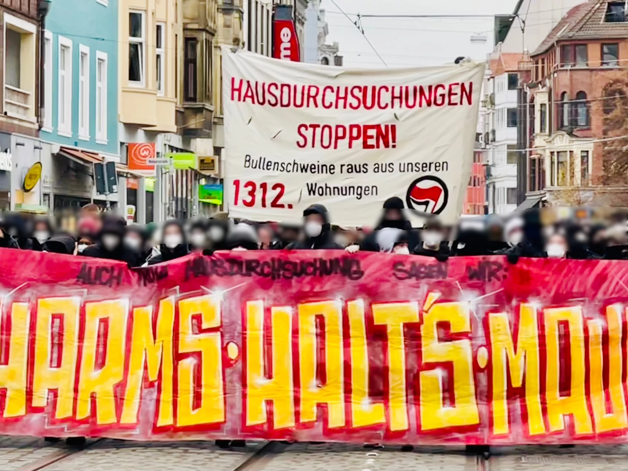 Antifaschistische Demonstration im Bremer Viertel mit Transparenten gegen Hausdurchsuchungen und Querdenken.