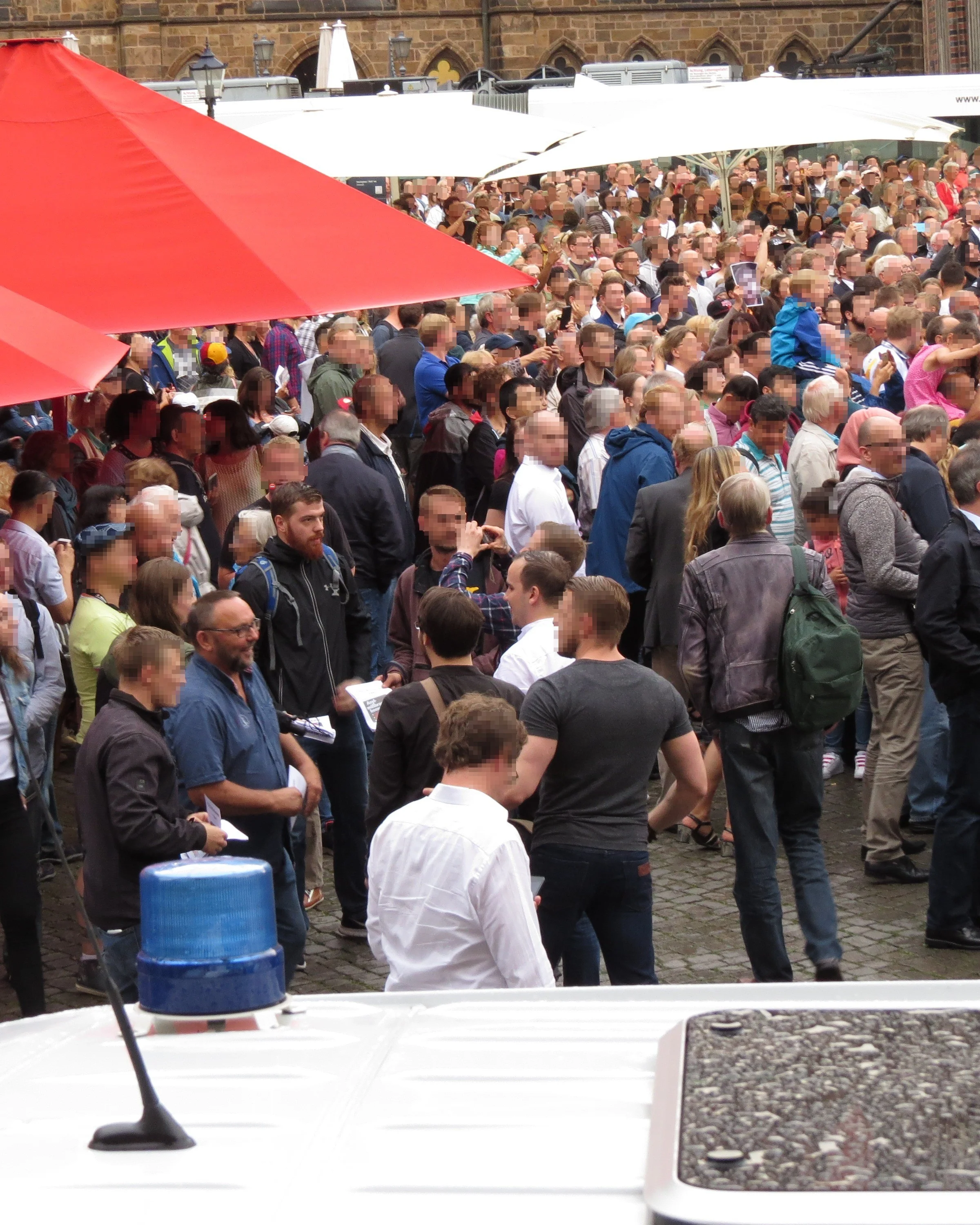 Die in der Bildunterschrift benannten AfD- und JA-Akteure mit Flugblättern im Publikum auf dem Bremer Marktplatz am 15. August 2017.