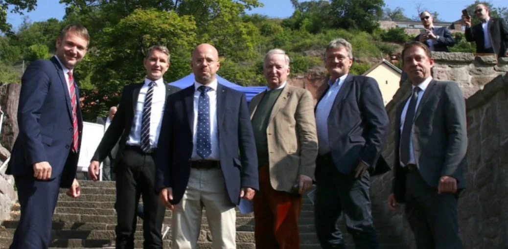 Gemeinsame Aufnahme von André Poggenburg, Björn Höcke, Andreas Kalbitz, Alexander Gauland, Jörg Meuthen und Ralf Özkara.