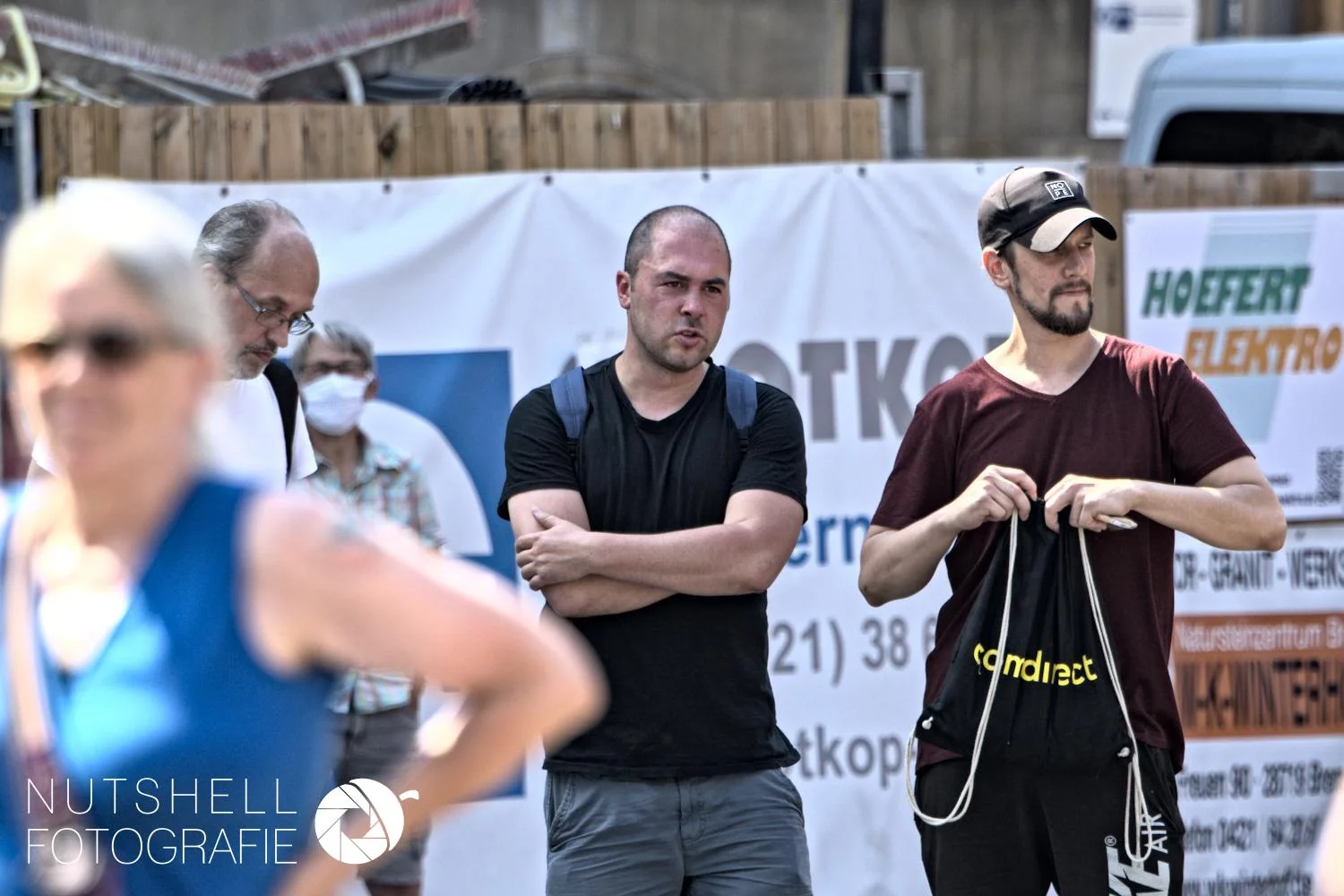 Teilnehmer einer Kundgebung auf dem Bremer Marktplatz, darunter die im ursprünglichen Beitrag dokumentierten Akteure von Die Rechte.