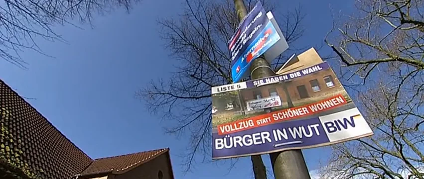Wahlplakate von Bürger in Wut und AfD an einem Straßenmast im Bremer Wahlkampf 2015.