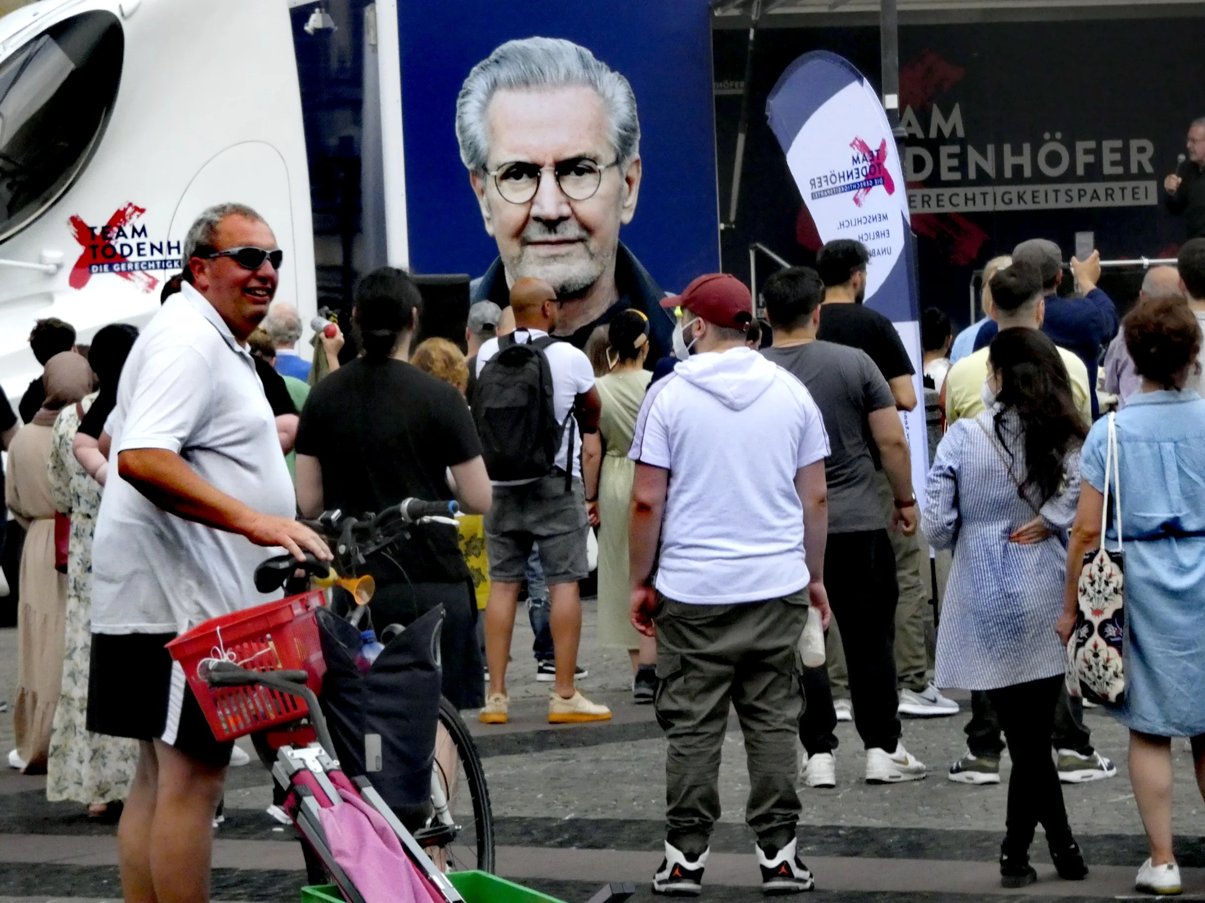 Publikum vor dem Wahlkampffahrzeug und der Bühne von Team Todenhöfer auf dem Bremer Marktplatz.