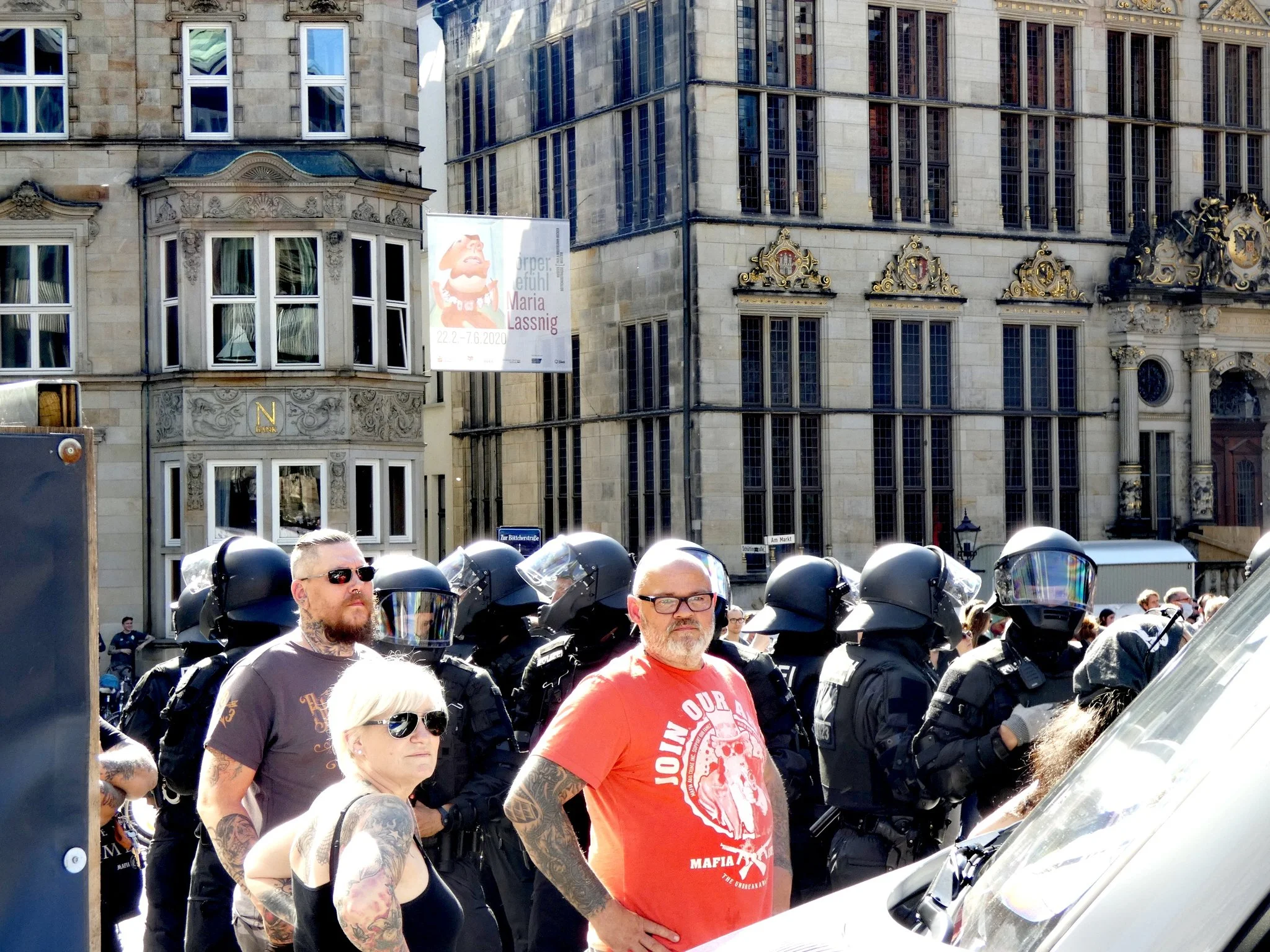 Gruppe auf dem Bremer Marktplatz am 9. Mai 2020, im ursprünglichen Bericht dem Rockermilieu zugeordnet.