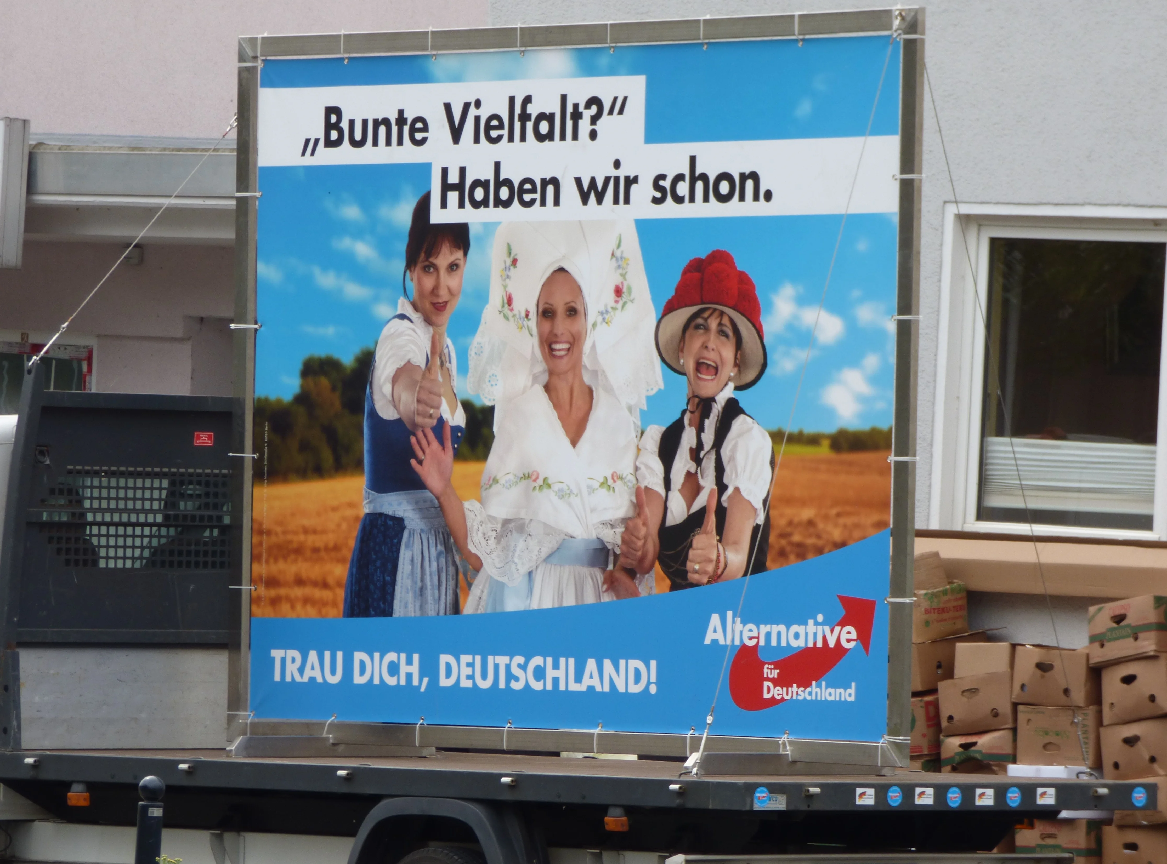 AfD-Wahlplakat mit drei Frauen in Trachten und dem Slogan Bunte Vielfalt? Haben wir schon.