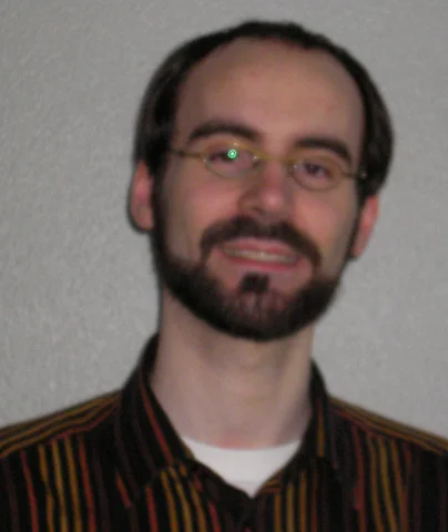 Archivporträt von Marcus Ermler mit Brille und gestreiftem Hemd