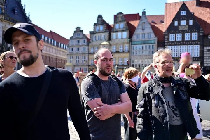 Teilnehmer der Bremer Kundgebung, die Recherche Nord zuvor bei einem Aufmarsch der Partei Die Rechte dokumentierte.