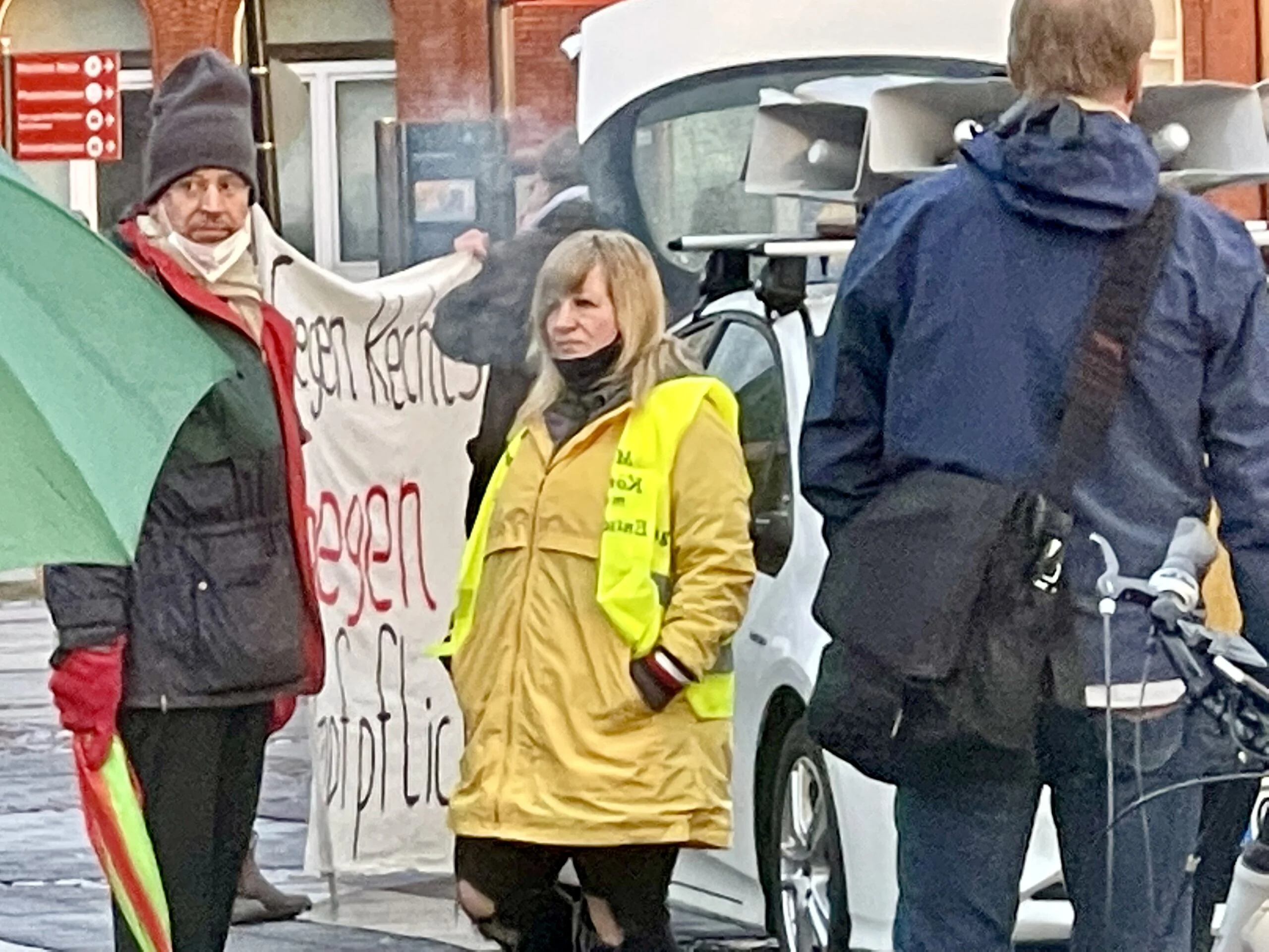 Teilnehmende in Vegesack vor einem Transparent mit den Worten Gegen Rechts und gegen Impfpflicht.