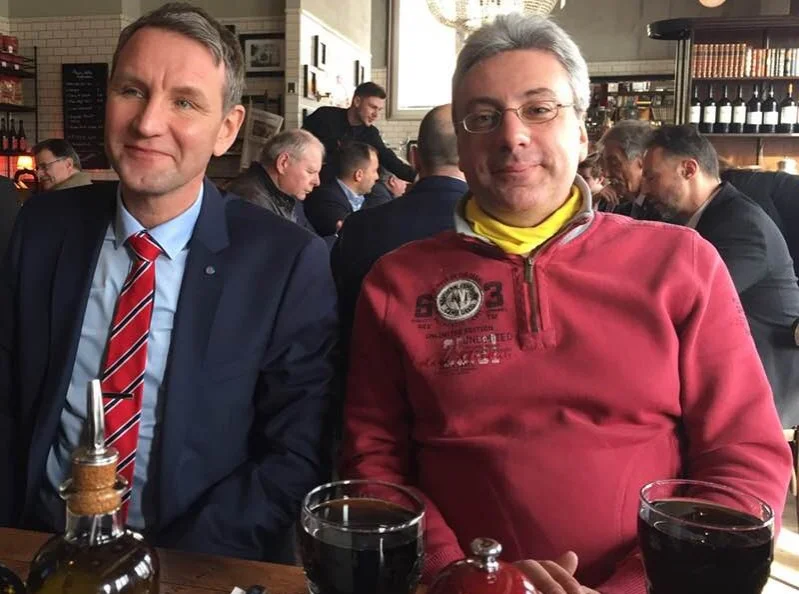 Die in der Bildunterschrift als Höcke und Tassis benannten Männer sitzen beim Fraktionstreffen in Potsdam 2018 nebeneinander.