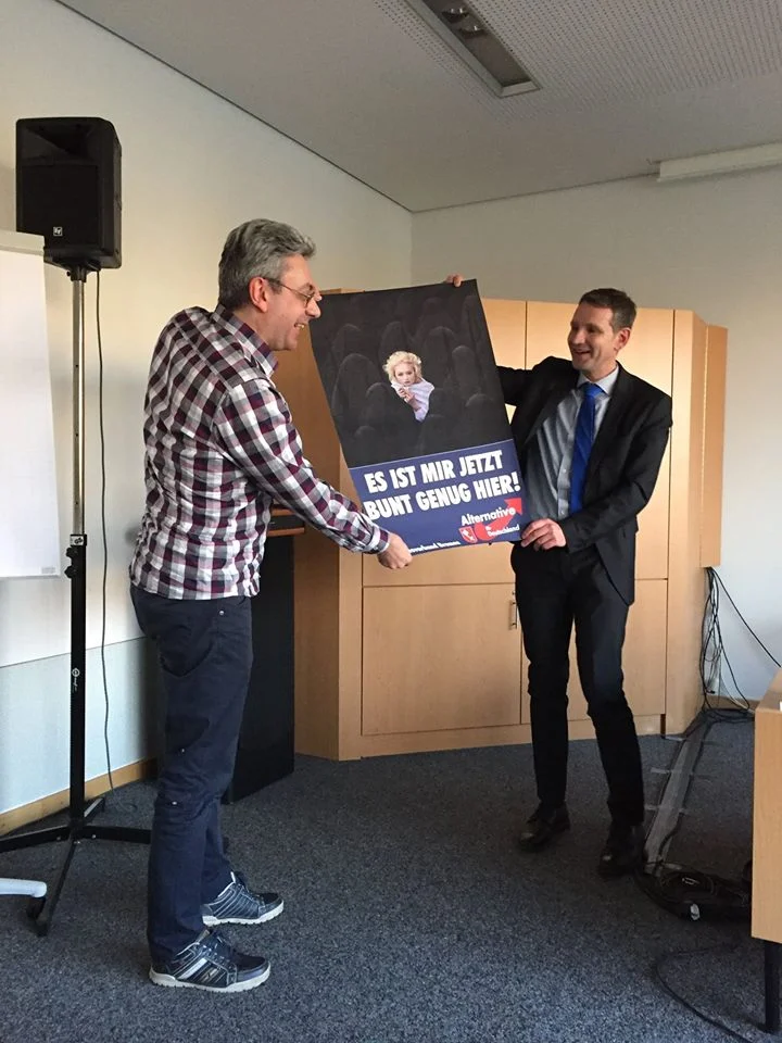 Alexander Tassis und Björn Höcke bei der in der Bildunterschrift dokumentierten Plakatübergabe in Erfurt 2016.