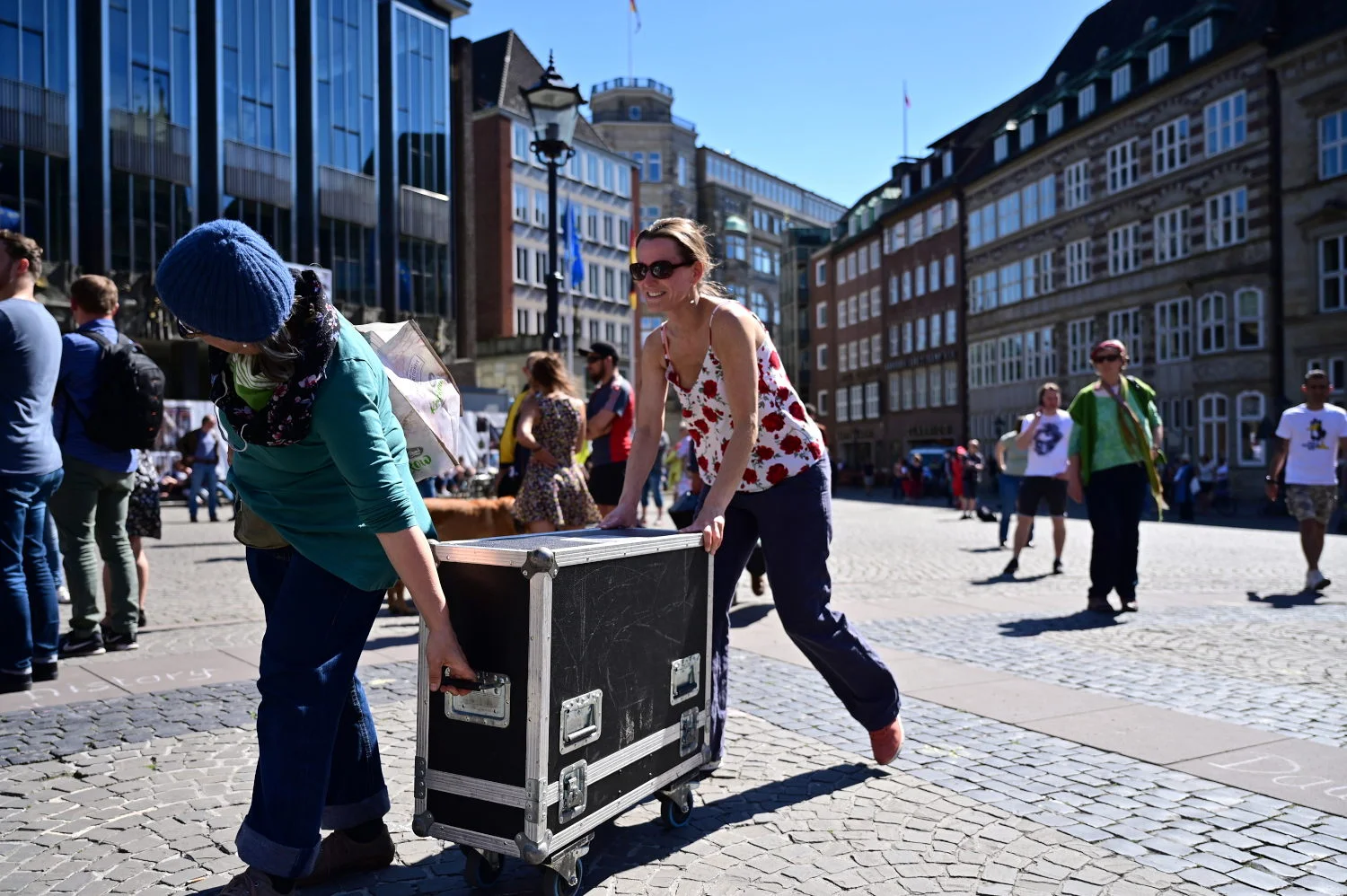 Personen mit Veranstaltungstechnik auf dem Bremer Marktplatz am 9. Mai 2020; Bildnachweis Recherche Nord.