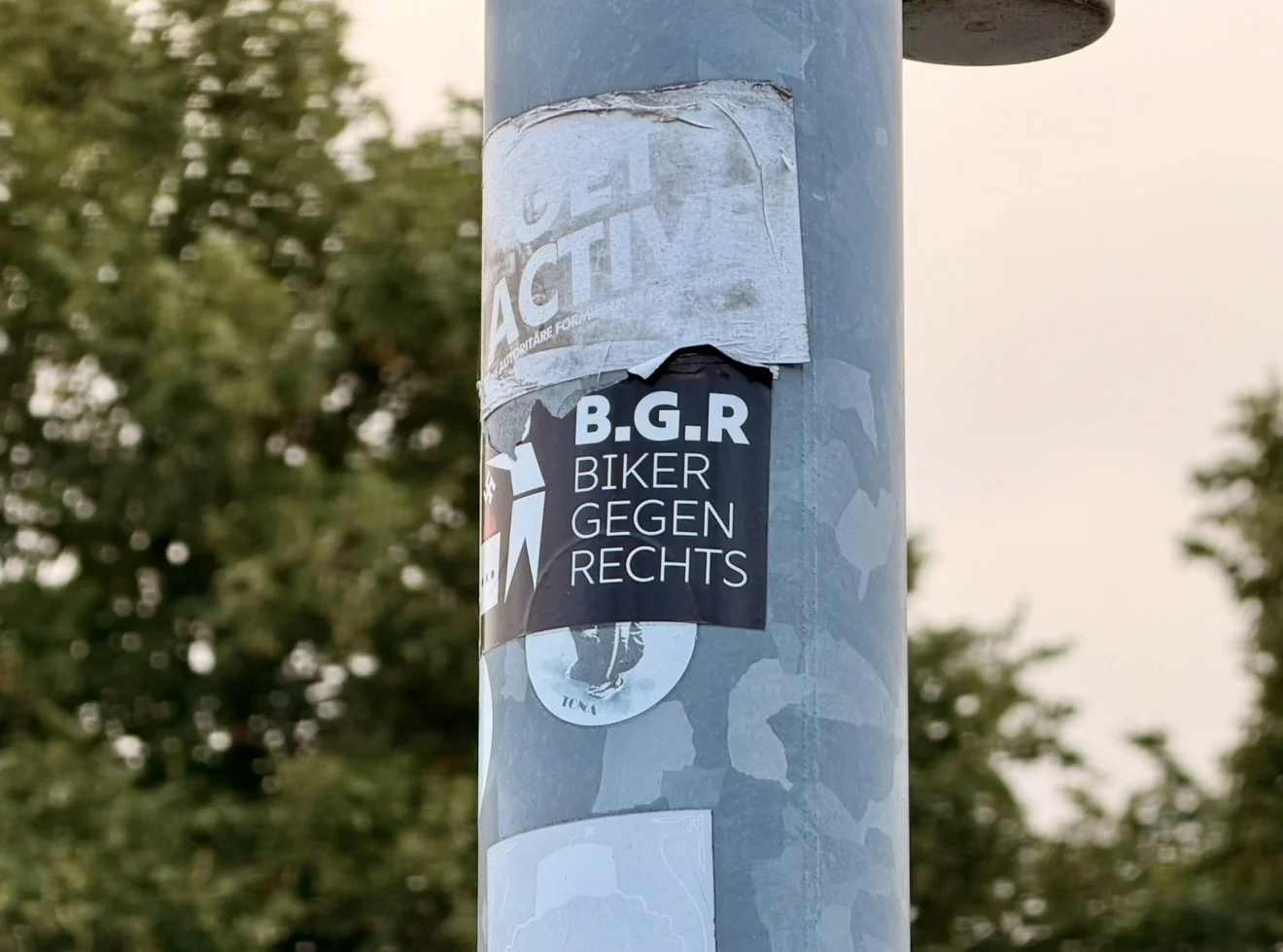 Aufkleber mit der Aufschrift B.G.R. – Biker gegen Rechts an einem Straßenmast.