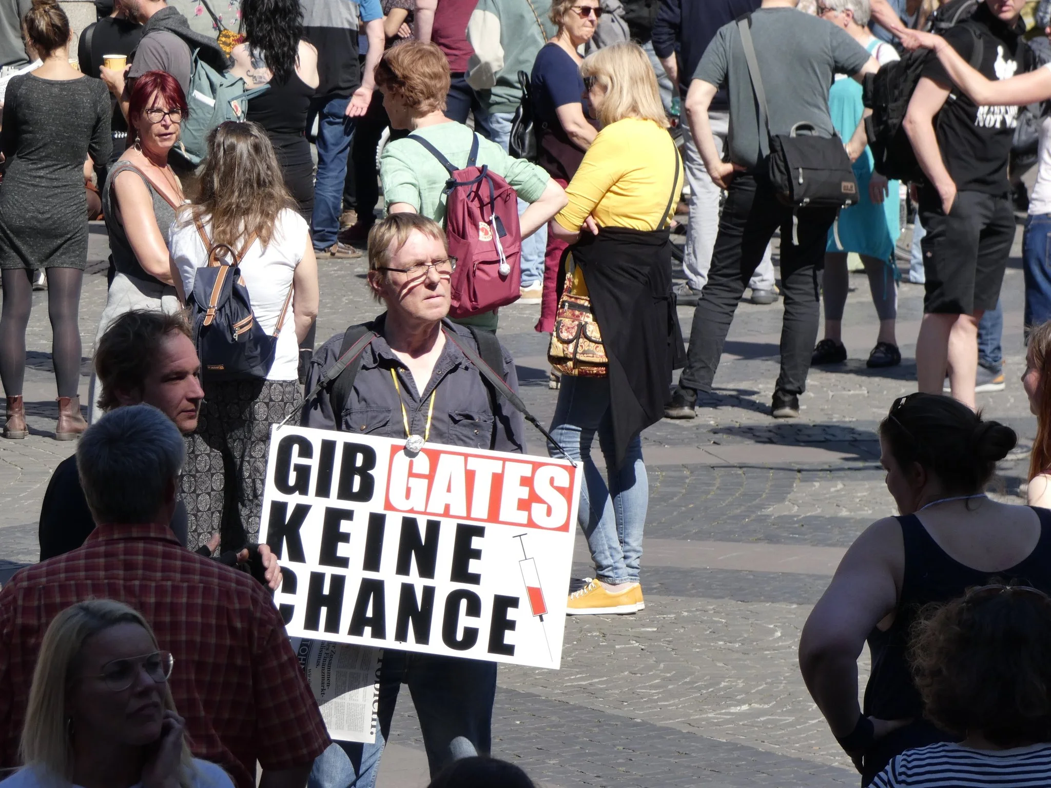 Kundgebung auf dem Bremer Marktplatz am 9. Mai 2020 mit dem Schild „Gib Gates keine Chance“.