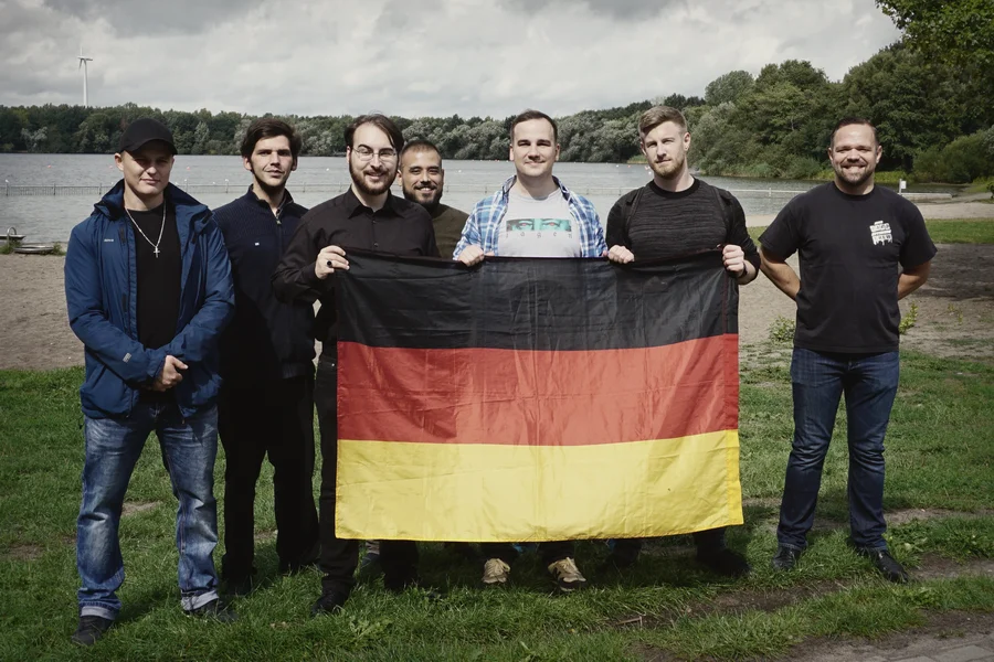 Mitglieder der Jungen Alternative aus Bremen und Niedersachsen bei einem gemeinsamen Ausflug mit Deutschlandfahne; Eigenveröffentlichung vom August 2018.