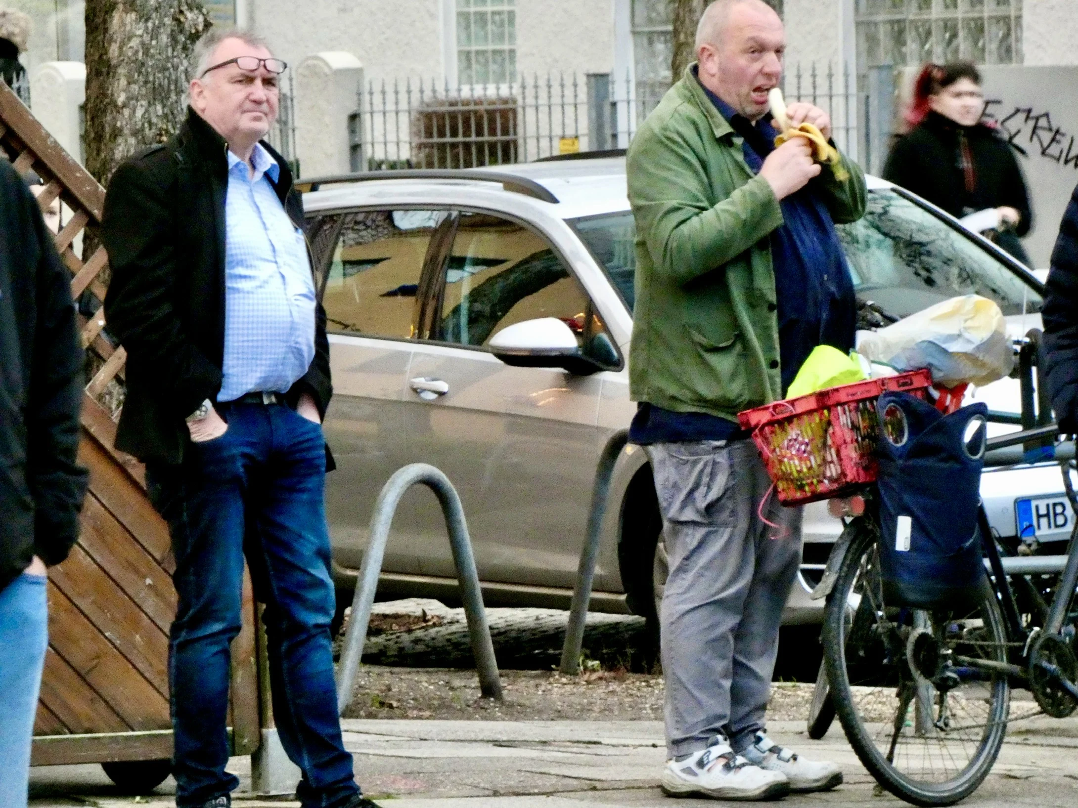 Heiner Löhmann links und Jan S. rechts neben einem Fahrrad auf dem Findorffmarkt.