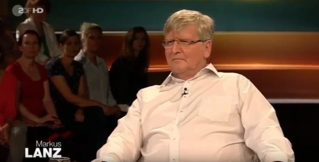 Hinrich Lührssen sitzt während seines Auftritts bei Markus Lanz im ZDF-Studio.