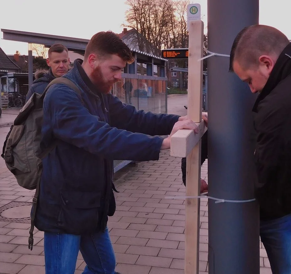 Jascha Bayer, Jonas Schick und Michael Klein bei der Befestigung von IB-Propaganda am Bahnhof Kirchweyhe 2017; Zuordnung nach der ursprünglichen Recherche.