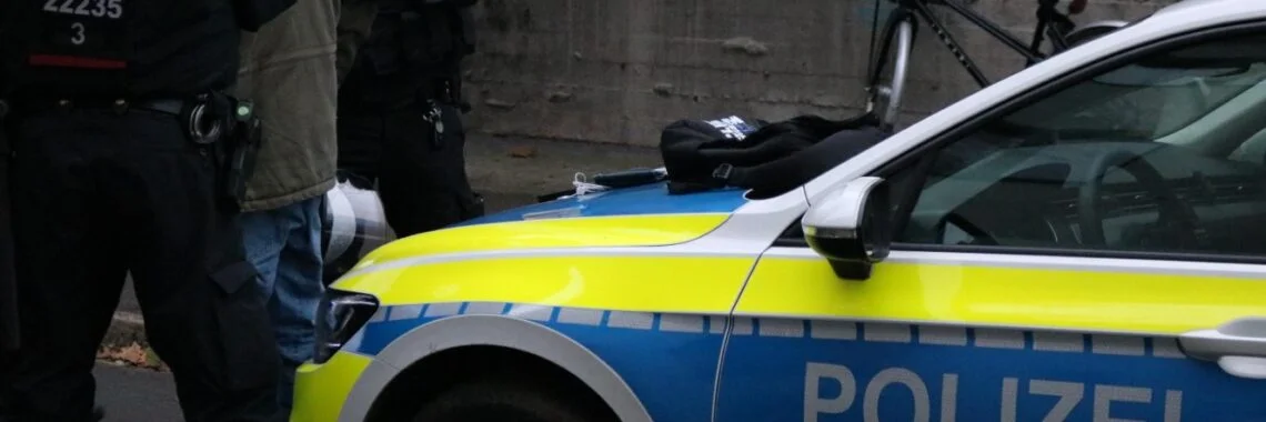 Querdenker im Gewahrsam der Polizei. Bei ihm wurde ein Cutter_Messer sichergestellt. Bremen 19.12.2021