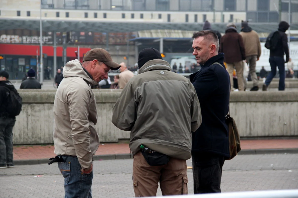 Peter Hallmann links und Andreas Iloff rechts im Gespräch am Rand des HoGeSa-Aufmarschs in Hannover.