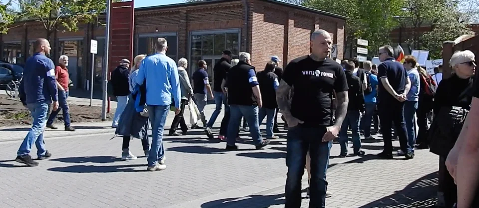 Teilnehmer des Delmenhorster Aufmarschs mit einem schwarzen T-Shirt und dem weißen Aufdruck White Power.