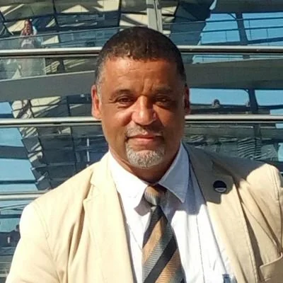 Udo Kühn vor der Glas- und Stahlkonstruktion der Reichstagskuppel.