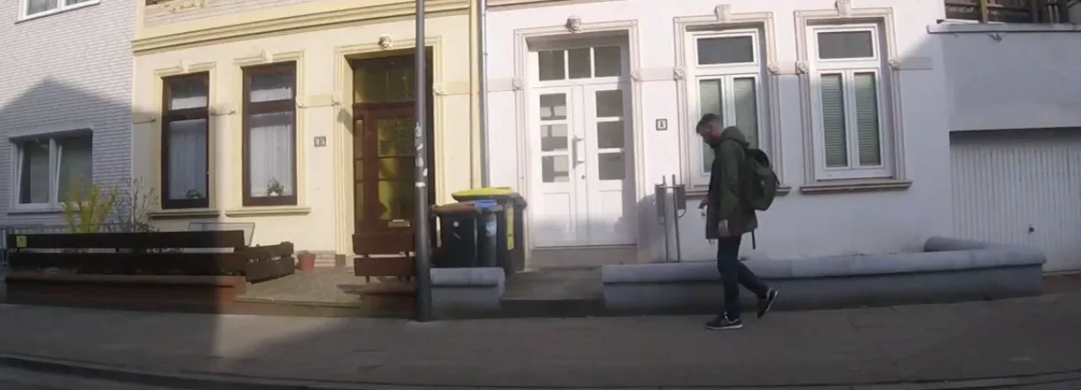 Jonas Schick vor dem Gebäude des damaligen AfD-Regionalbüros in Bremen-Walle.