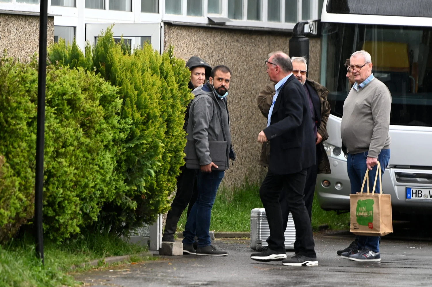 Mertcan Karakaya links in einer Gruppe vor dem Tagungsgebäude am 22. Mai 2021. Bild: Recherche Nord.