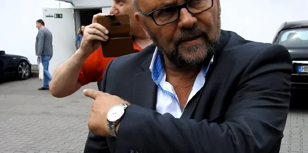 Frank Magnitz dicht vor einer Kamera am Veranstaltungsort des AfD-Parteitags.