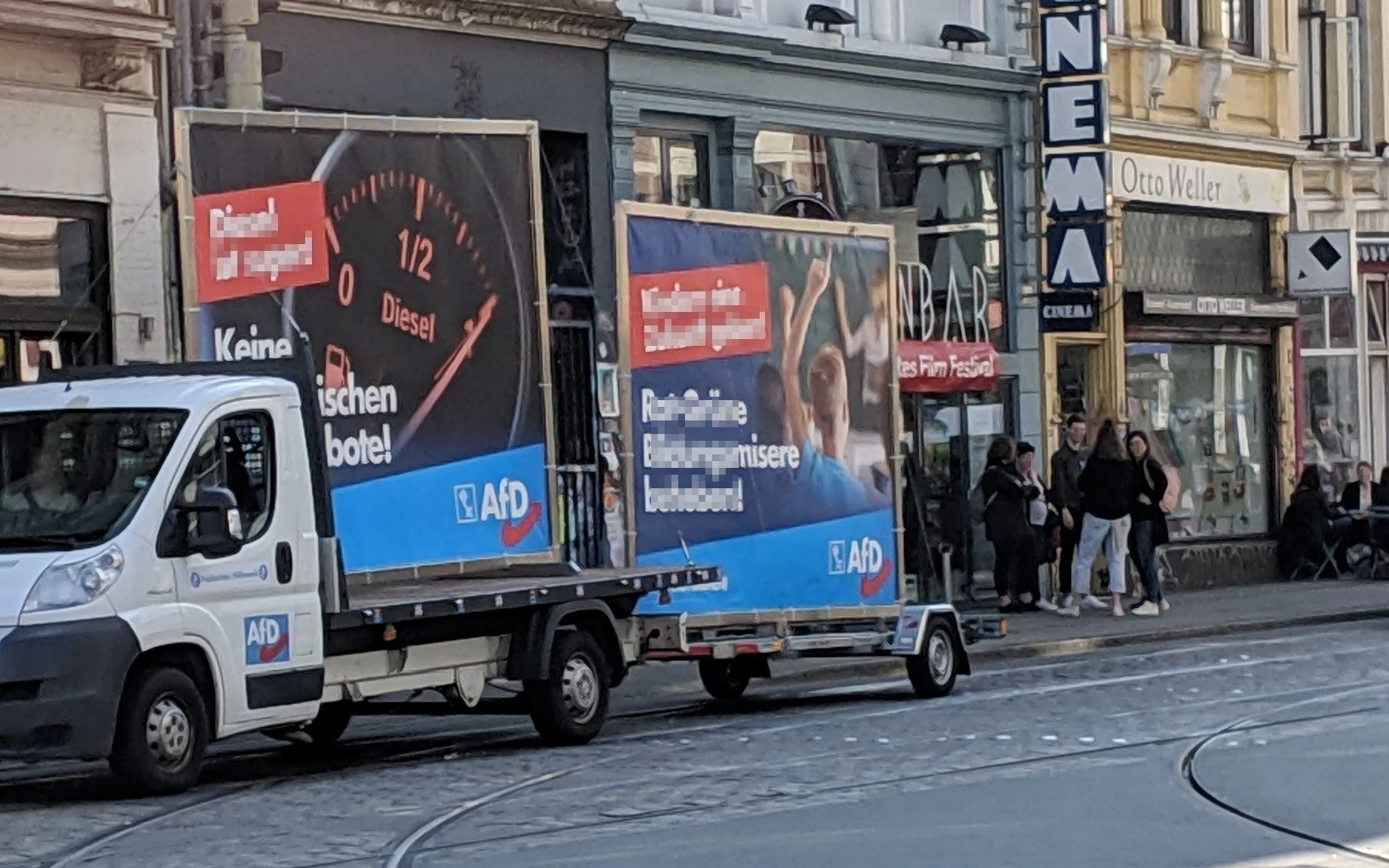 AfD-Wahlkampffahrzeug mit großflächigen Plakaten an der Sielwall-Kreuzung.